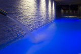 Hotel-Crychar-piscine-interieure-location-appartement-chalet-Les-Gets