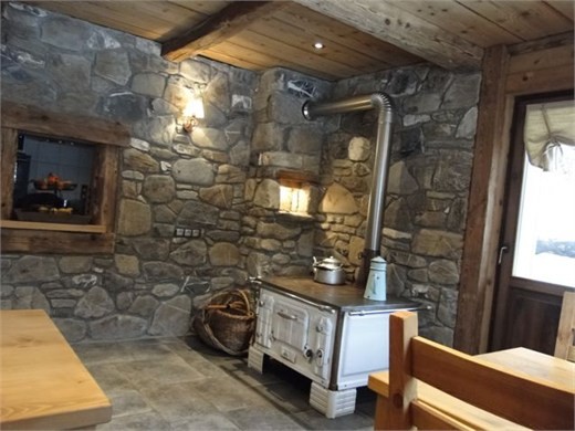 Chambre d'hôte Chez La Fine - Les Gets - salle à manger avec ancien fourneau à bois