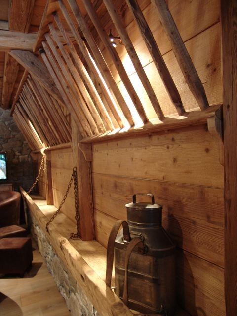 Chambre d'hôte Chez La Fine - Les Gets - salon - ancien ratelier à foin