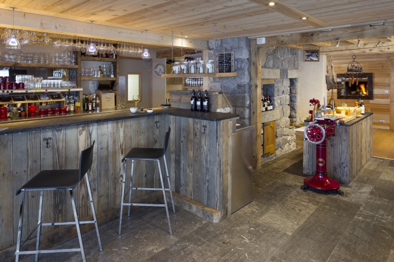 Hotel-Crychar-bar-a-vin-Bacchus-location-appartement-chalet-Les-Gets