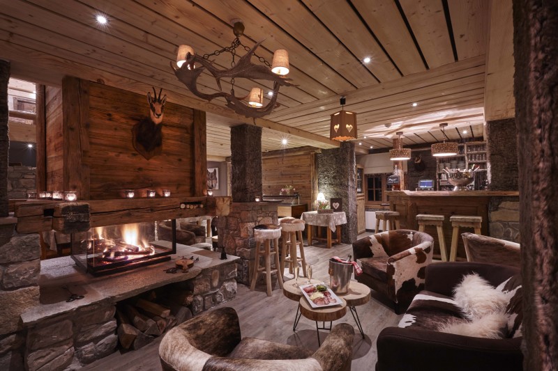 Hotel Lodge Le Chasse Montagne - Les Gets - lounge with fireplace