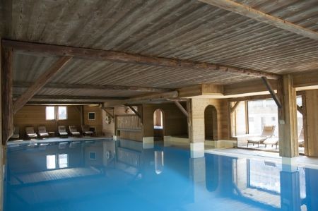 Hotel-Marmotte-piscine-interieure-location-appartement-chalet-Les-Gets