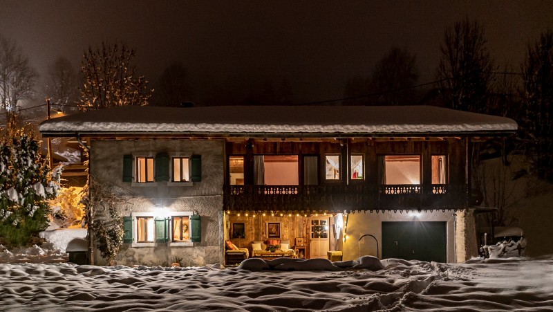 800x600-ferme-du-crinaz-exterieur-nuit-location-appartement-chalet-les-gets-5721823-17474858