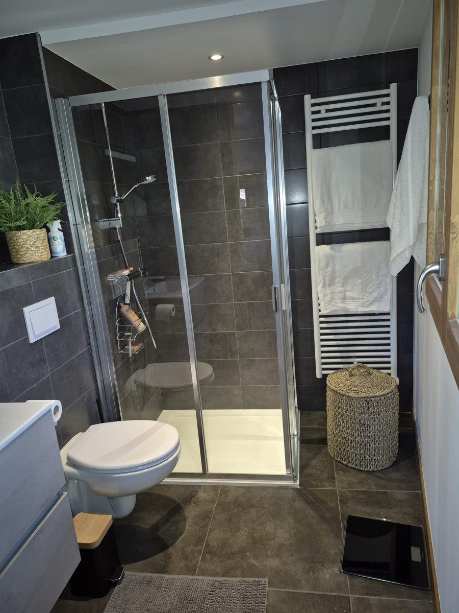 12-solaretb203-salle-douche-ensuite-location-appartement-chalet-Les-Gets