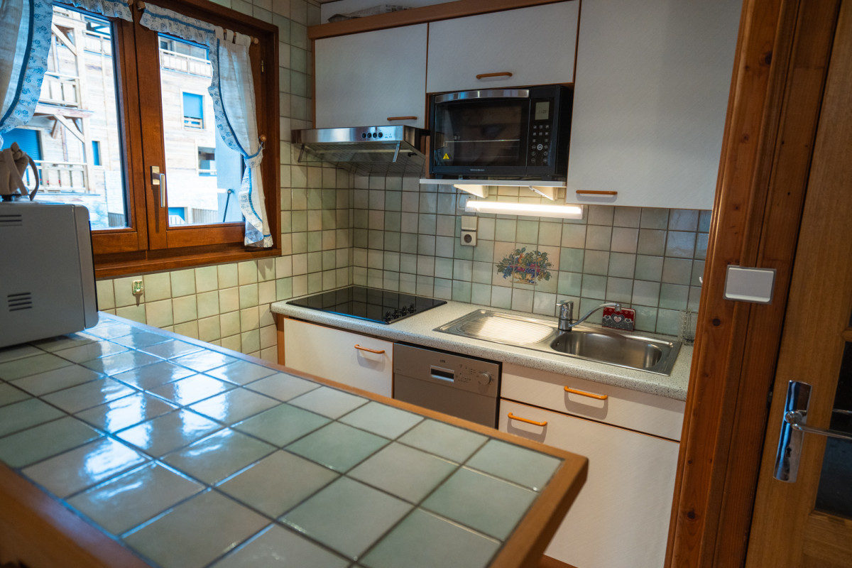 Cuisine équipée (Lave-vaisselle, micro-ondes) de la location appartement 5 personnes