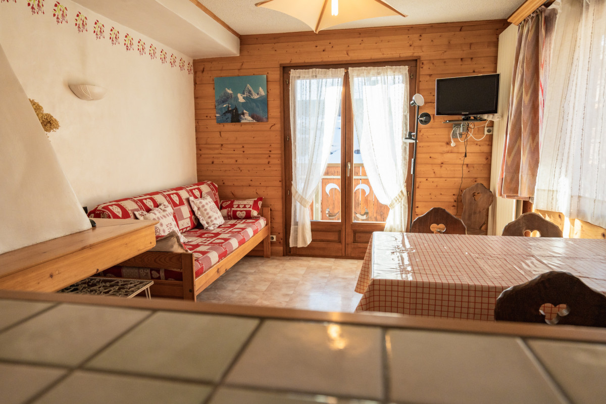 Intérieur du salon de l'appartement 7 personnes avec TV et coin repas Les Gets