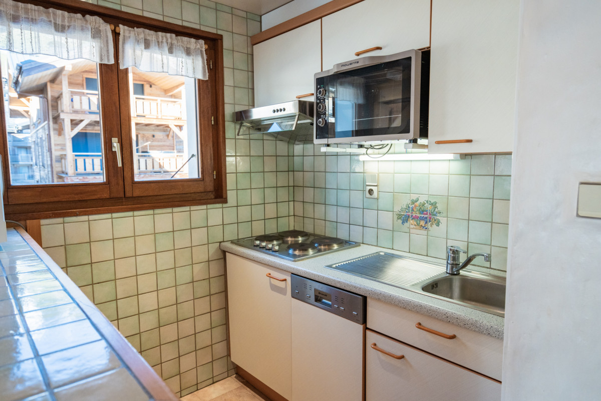 Cuisine tout équipée (Lave-vaisselle, micro-ondes) de la location appartement 7 personnes Les Gets