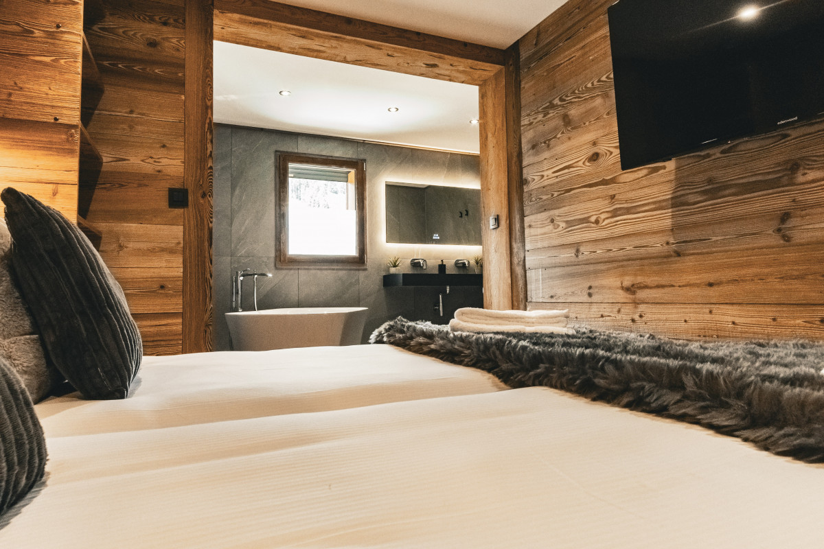 43-teka-adret-chambre-double-lits-simples-en-suite-baignoire-appartement-chalet-Les-Gets