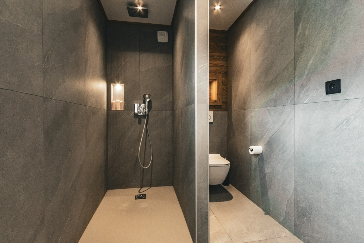 51-teka-adret-salle-de-bain-douche-appartement-chalet-Les-Gets