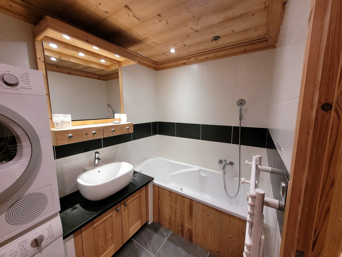 _lv_images__lot_0000000003_12_18784214