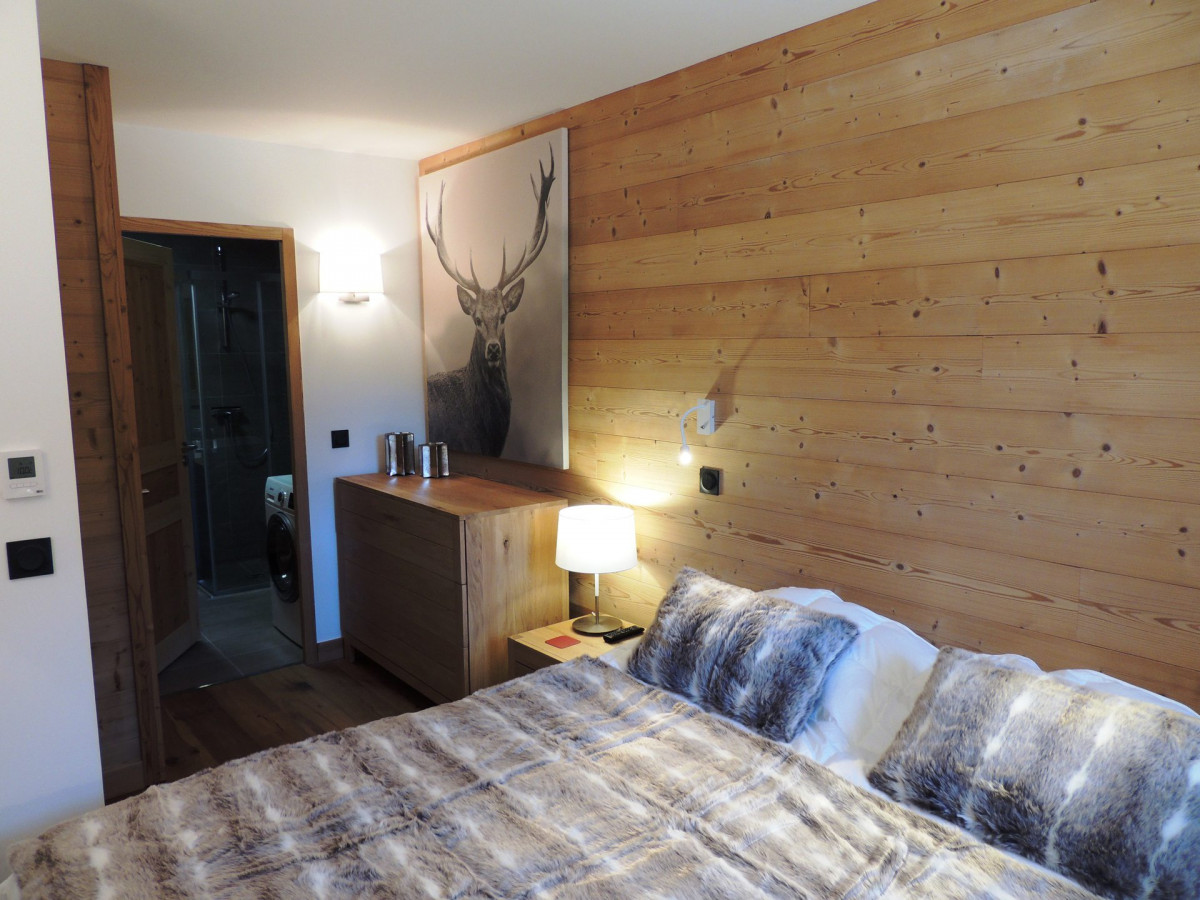 _lv_images__lot_0000000105_06_18049433