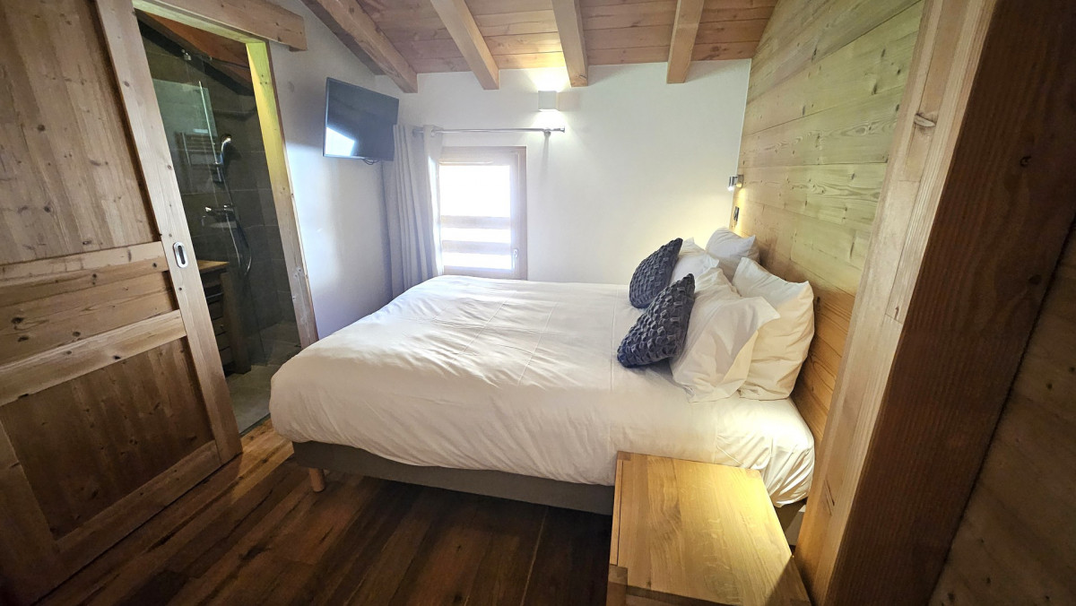 _lv_images__lot_0000000111_12_19358585