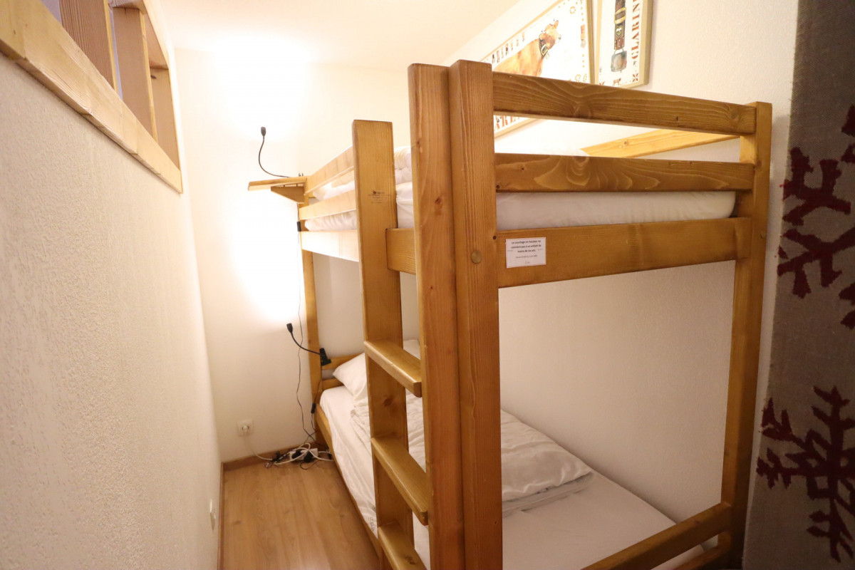 _lv_images__lot_0000300252_03_19360643