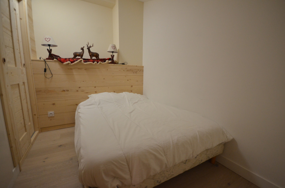 _lv_images__lot_0004230374_08_18930108