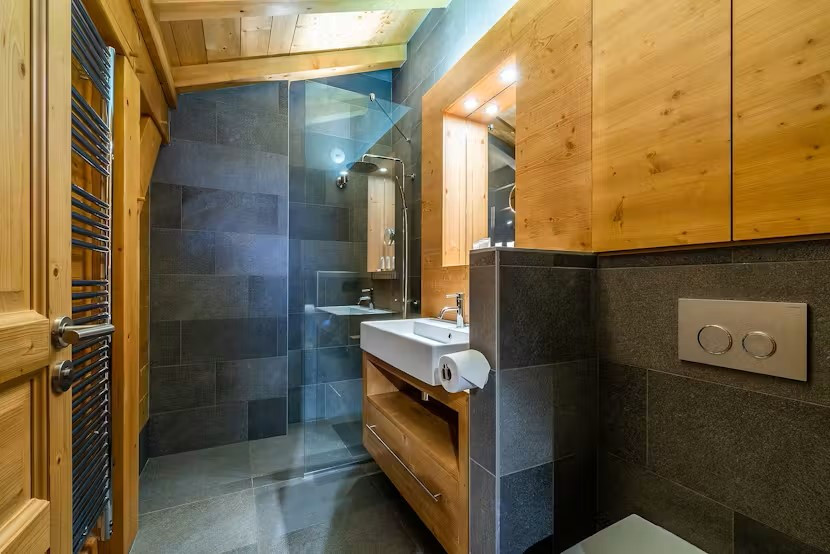 Abachi-chalet-salle-de-bain-douche-wc-location-chalet-appartement-Les-Gets