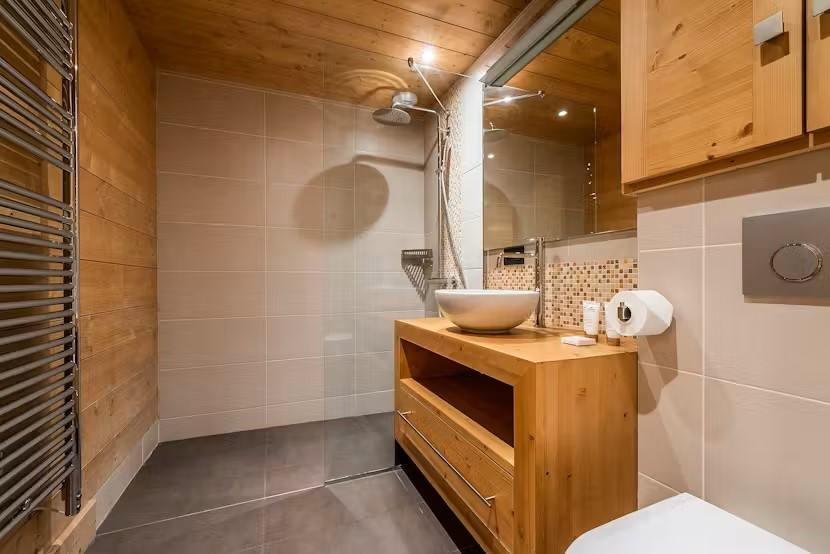 Abachi-chalet-salle-de-bain-douche-wc-location-chalet-appartement-Les-Gets