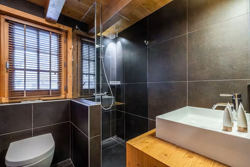 Abachi-chalet-salle-de-bain-douche-wc-location-chalet-appartement-Les-Gets
