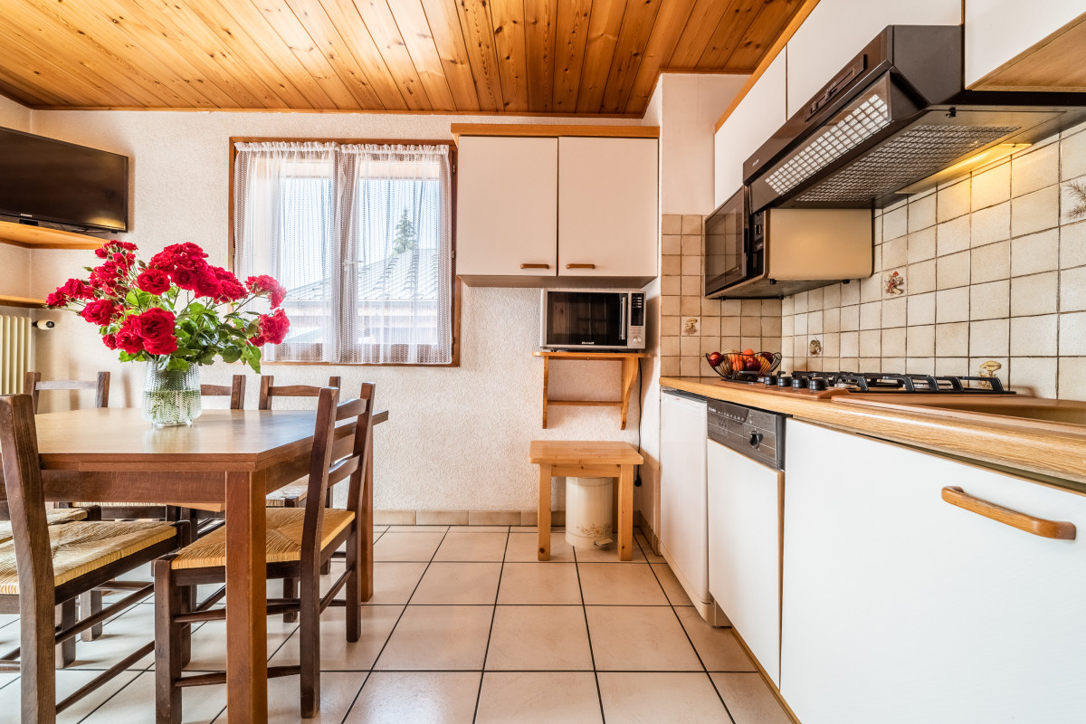 Amaryllis-4-cuisine-appartement-chalet-Les-Gets