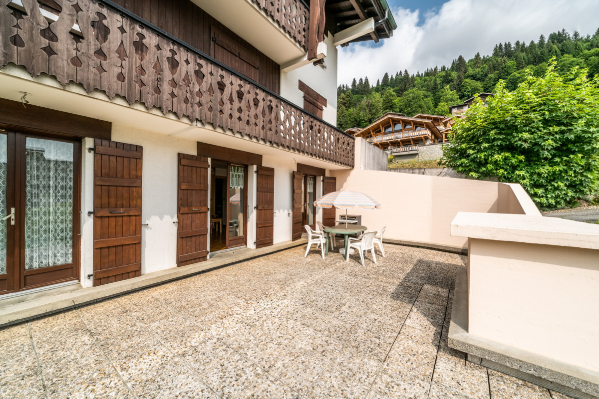 Arc-en-ciel-exterieur-terrasse-appartement-chalet-Les-Gets