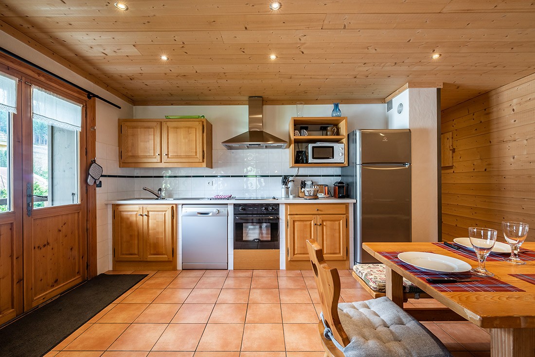 Arolle-Bouquetin-cuisine2-location-appartement-chalet-Les-Gets