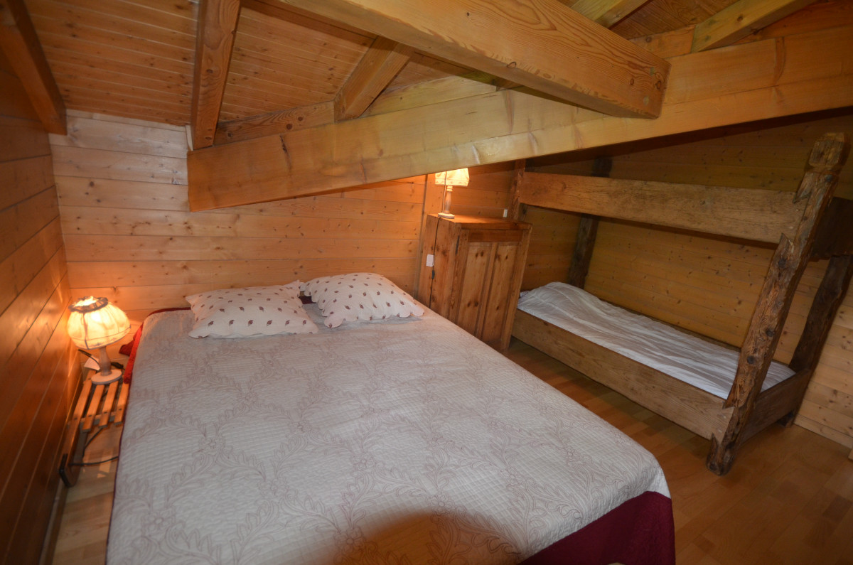 Atout-coeur-chambre2-lit-double-couchage-appoint-location-appartement-chalet-Les-Gets