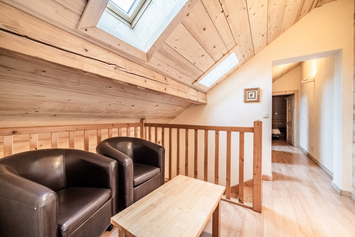 Azalees-7-couloir-etage-location-appartement-chalet-Les-Gets