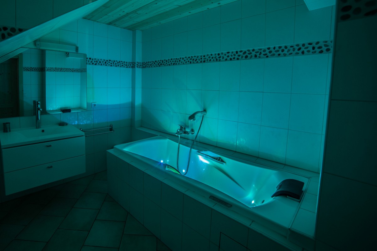 Azalees-7-salle-de-bain-baignoire-location-appartement-chalet-Les-Gets