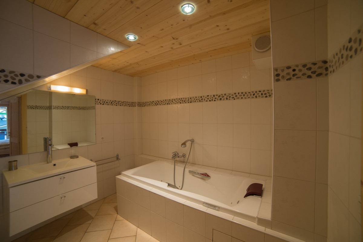 Azalees-7-salle-de-bain-location-appartement-chalet-Les-Gets