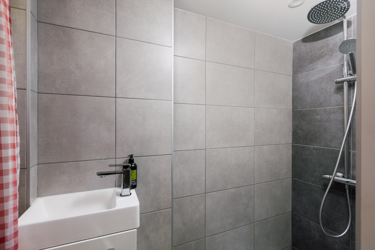 Azallees-1-salle-de-bain-douche-location-appartement-chalet-Les-Gets