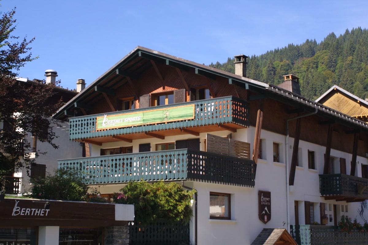 Berthet-Sports-Edelweiss-exterieur-ete-location-appartement-chalet-Les-Gets