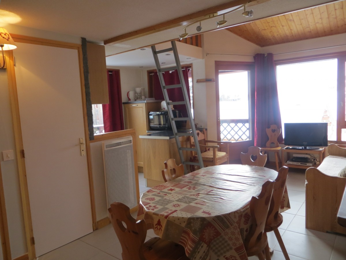 Bois-de-Lune-22-cuisine-table-location-appartement-chalet-Les-Gets