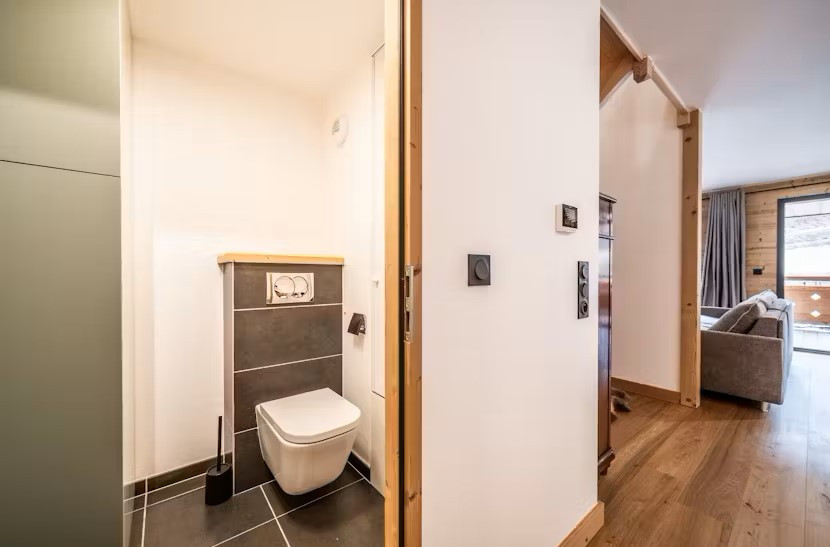 Cairn-Harmony-Edelweiss-couloir-wc-location-chalet-appartement-Les-Gets