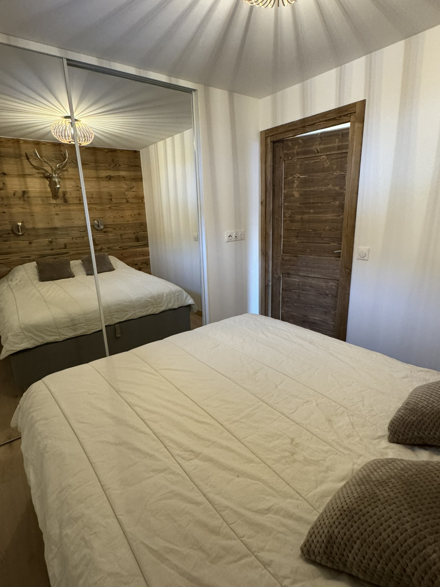 Carmine-Lodge-A205-chambre-lit-double-location-appartement-chalet-Les-Gets