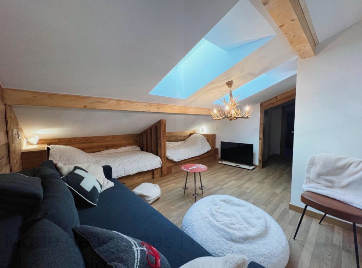 Carmine-Lodge-Marie-des-neiges-canape-mansarde-location-appartement-chalet-Les-Gets