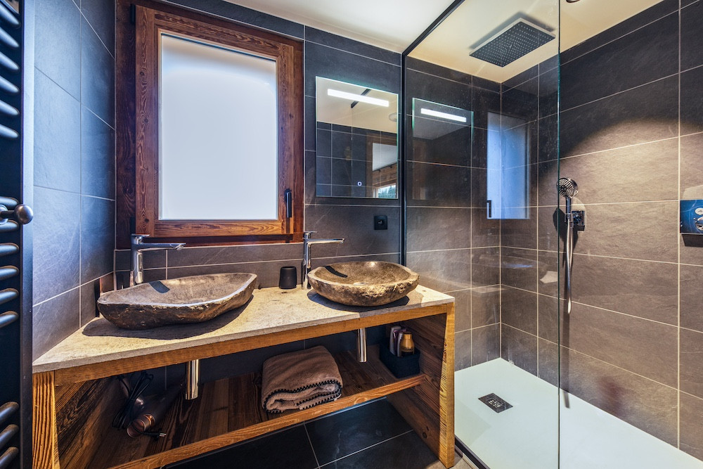 Chalet-Grizzly-3-salle-de-bain-douche-location-appartement-chalet-Les-Gets