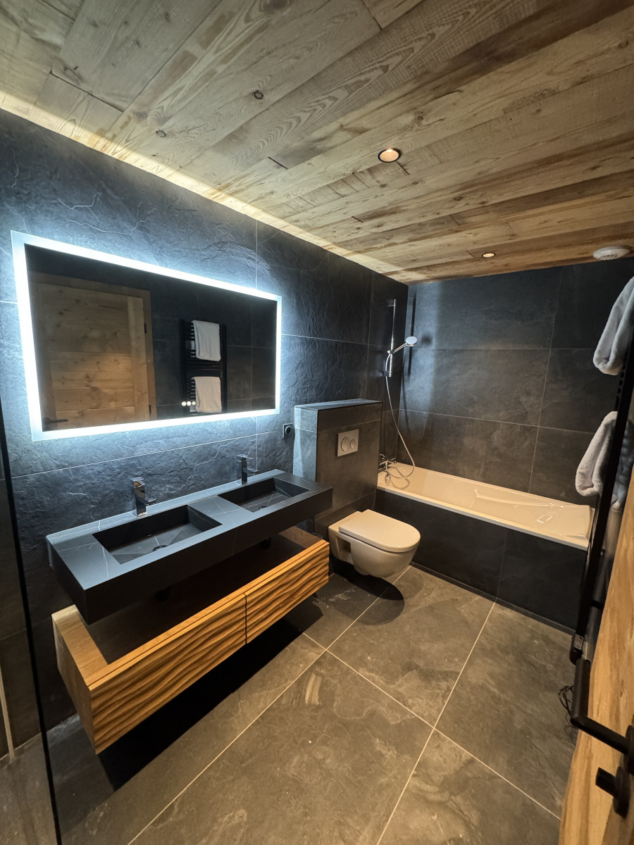 Chalet-Magy-1-salle-de-bain-baignoire-douche-location-appartement-chalet-Les-Gets