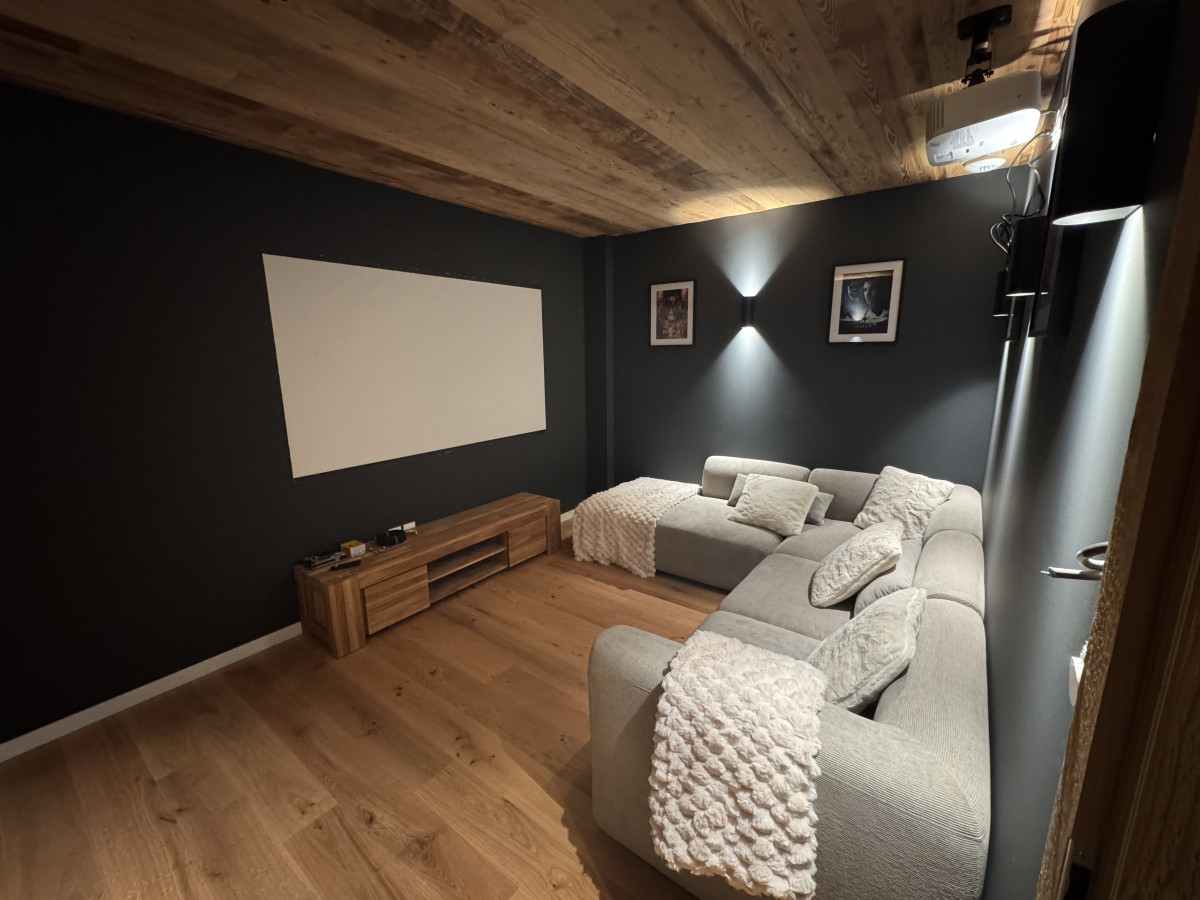 Chalet-Magy-1-salle-de-cinema-location-appartement-chalet-Les-Gets