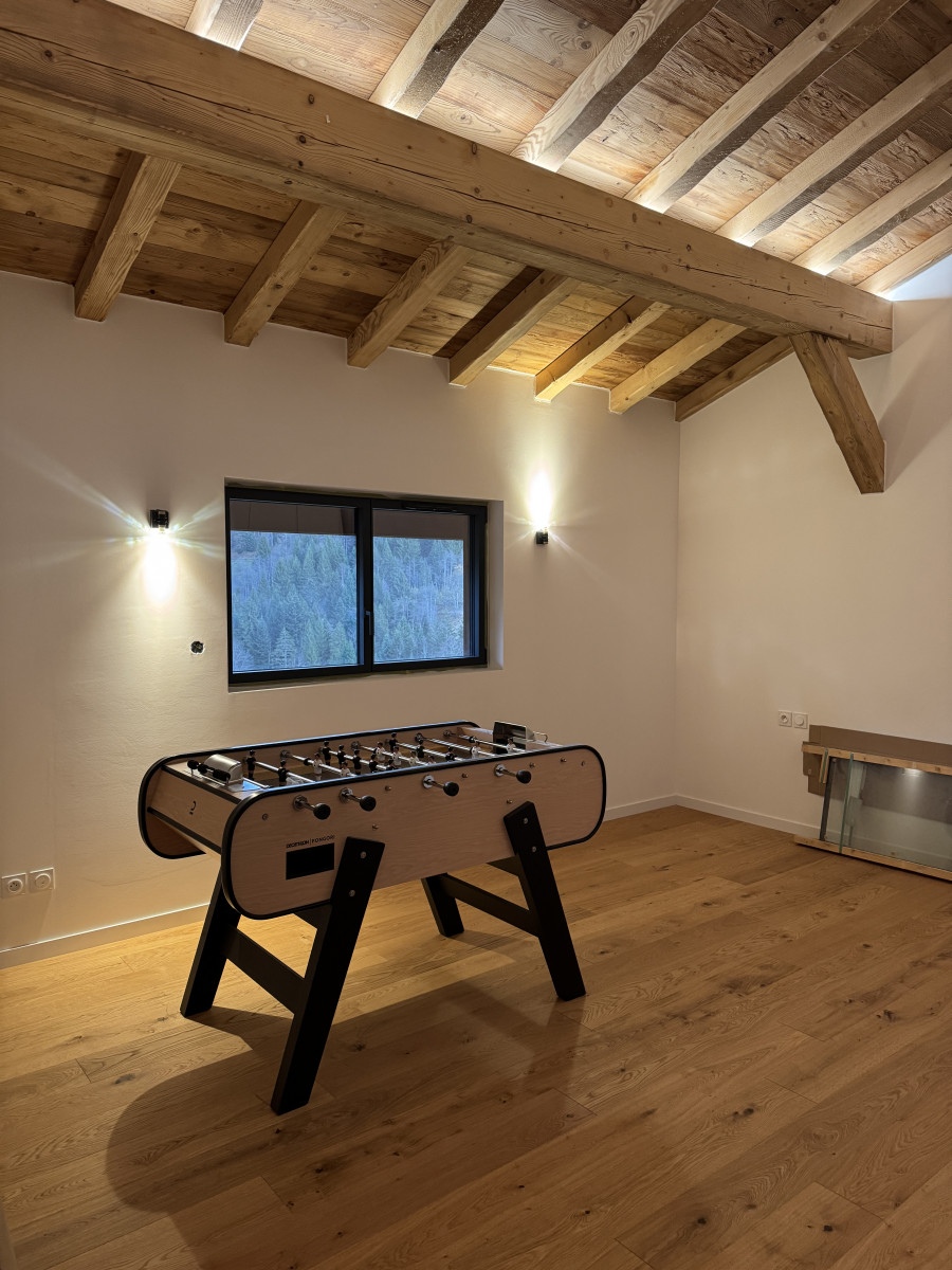 Chalet-Magy-1-salle-de-jeu-babyfoot-location-appartement-chalet-Les-Gets