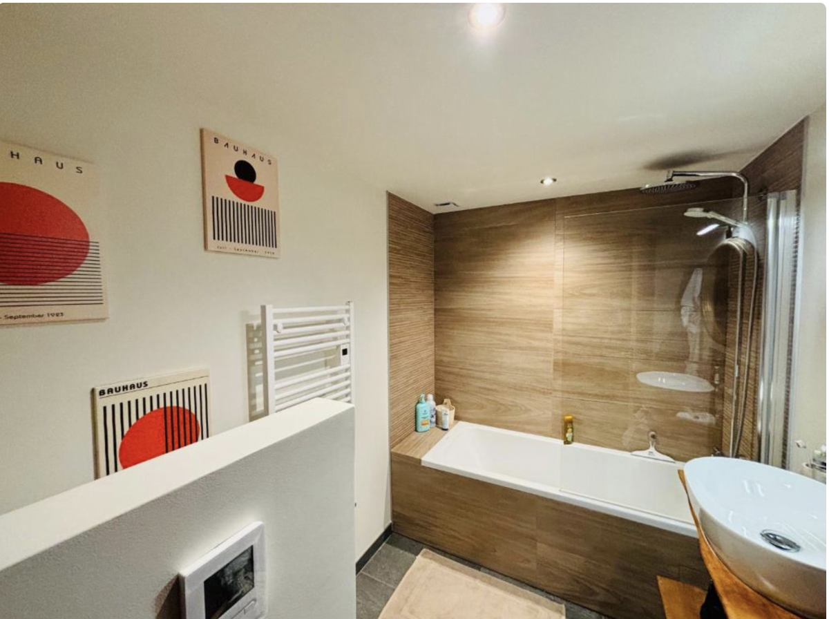 Chalet-Nabor-salle-de-bain-baignoire-location-appartement-chalet-Les-Gets