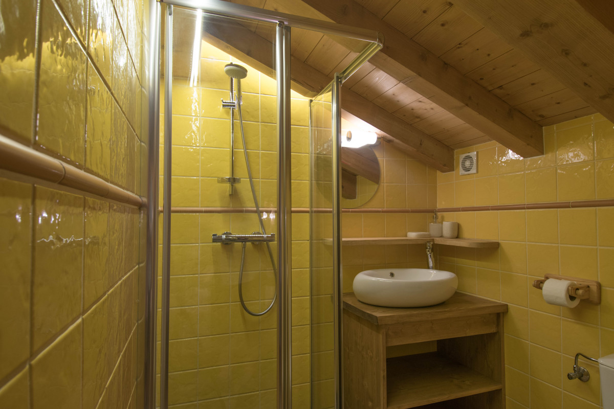 chalet-novelin-salle-de-douche-appartement-chalet-Les-Gets