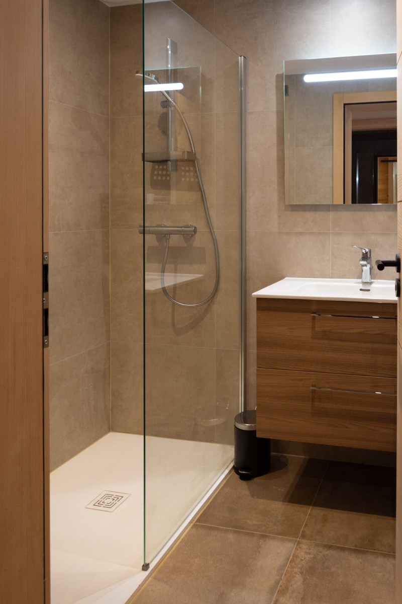 chaletcoppel1-salle-de-bain-douche-location-appartement-chalet-Les-Gets