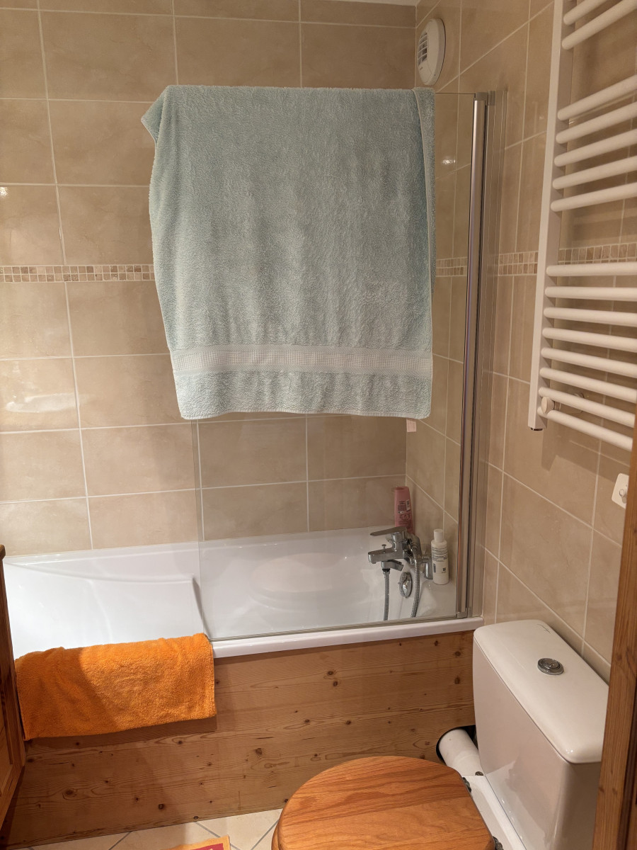 chalune-n60-salle-de-bain-baignoire-location-appartement-chalet-les-gets