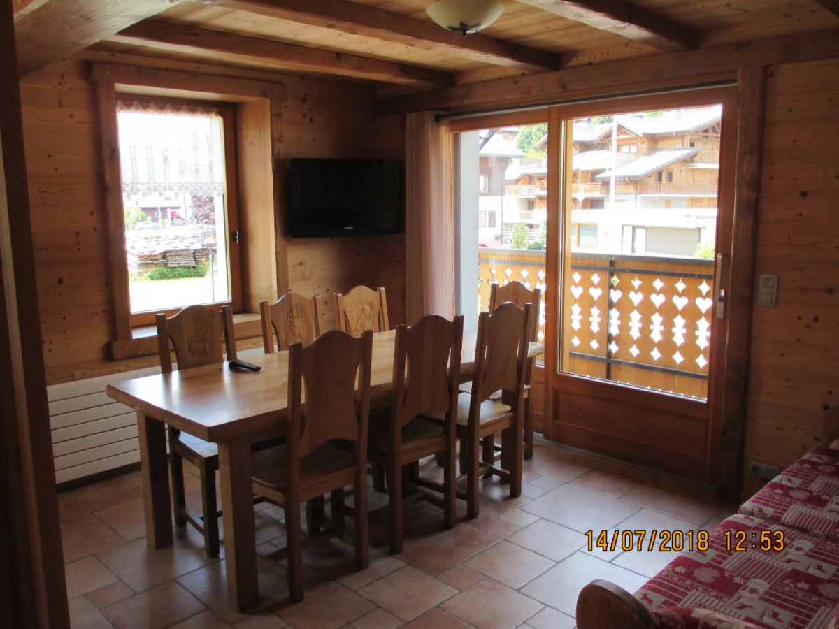 Chapuis-table-a-manger-location-appartement-chalet-Les-Gets