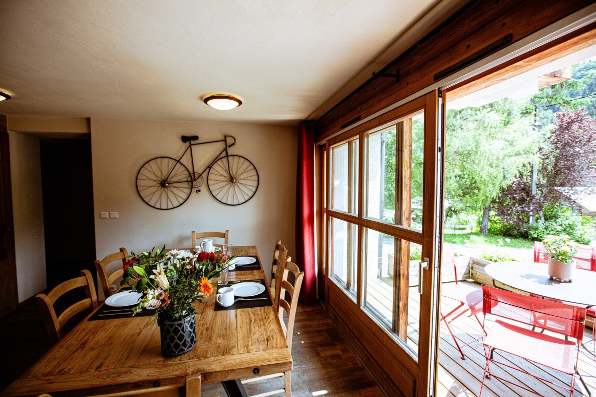 Chaumiere-2-salle-a-manger-terrasse-location-appartement-chalet-les-gets