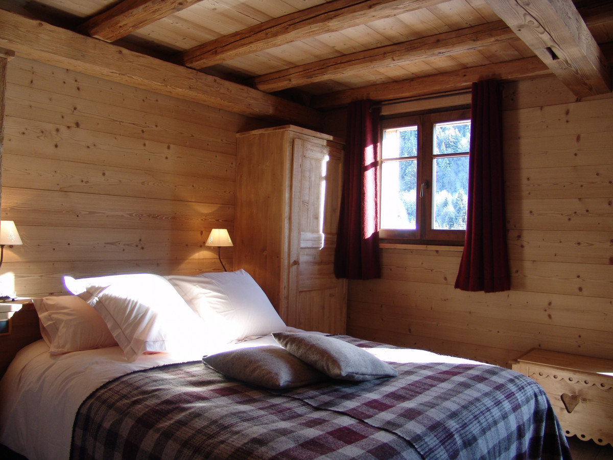 Chez-la-fine-chambre-lit-double-location-appartement-chalet-Les-Gets