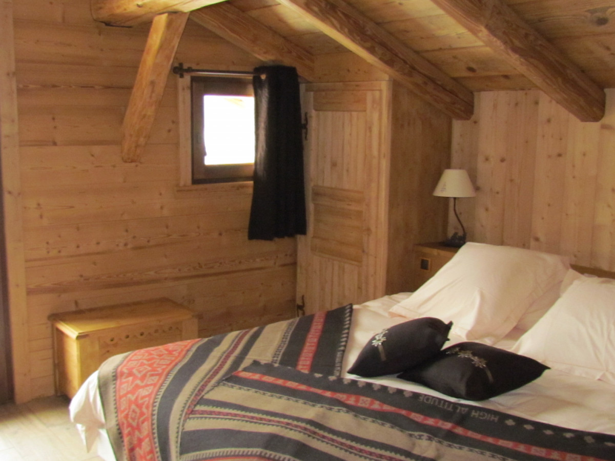 Chez-la-fine-chambre-lit-double-location-appartement-chalet-Les-Gets