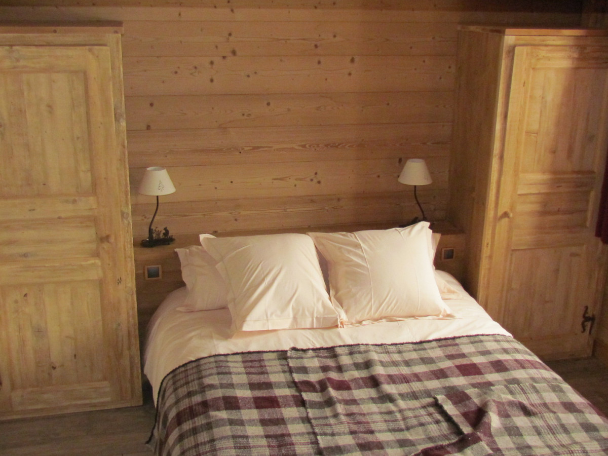 Chez-la-fine-chambre-lit-double-location-appartement-chalet-Les-Gets
