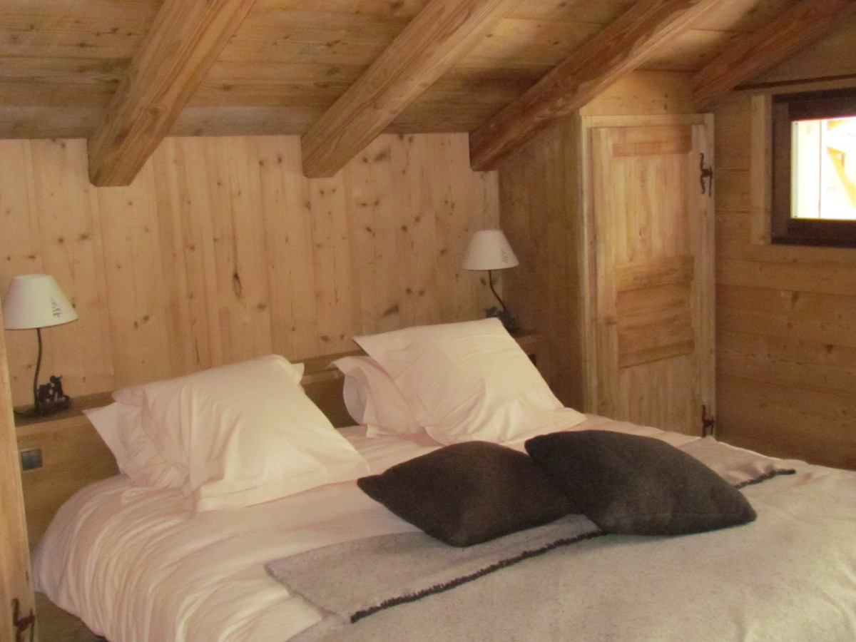 Chez-la-fine-chambre-lit-double-location-appartement-chalet-Les-Gets