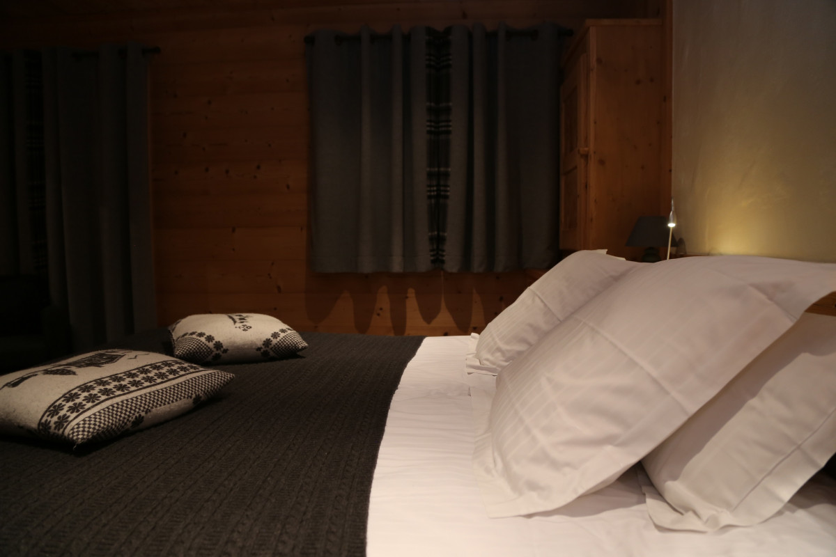 Chez-la-fine-chambre-lit-double-location-appartement-chalet-Les-Gets