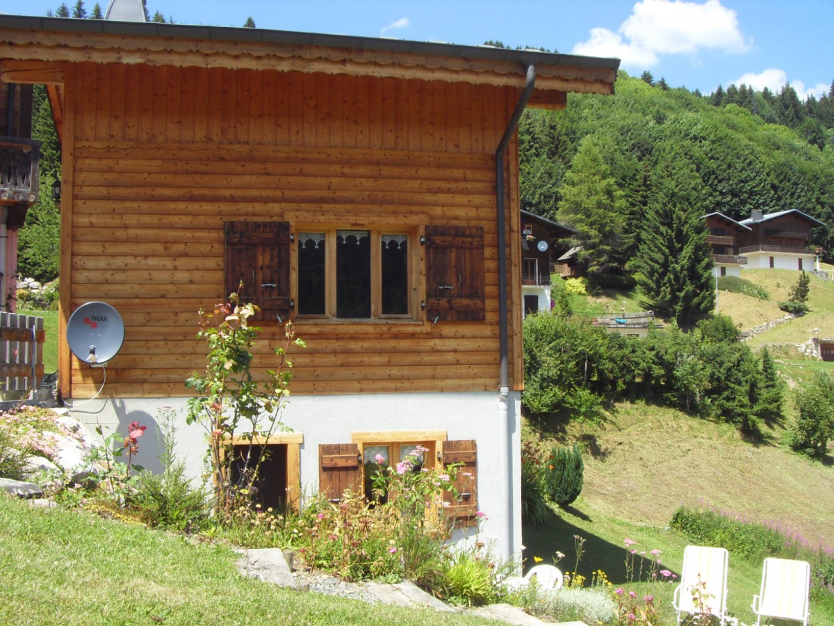 Chez-Rose-exterieur-ete-location-appartement-chalet-Les-Gets